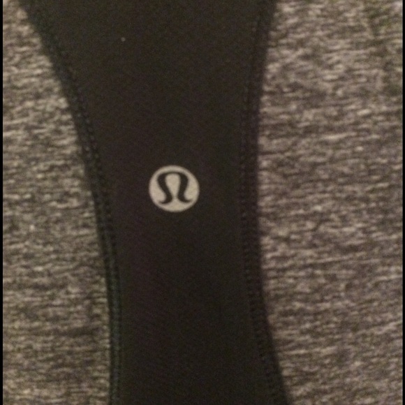 🆕List LULULEMON 1/2 zip w/AMAZING shoulder detail - Picture 4 of 4